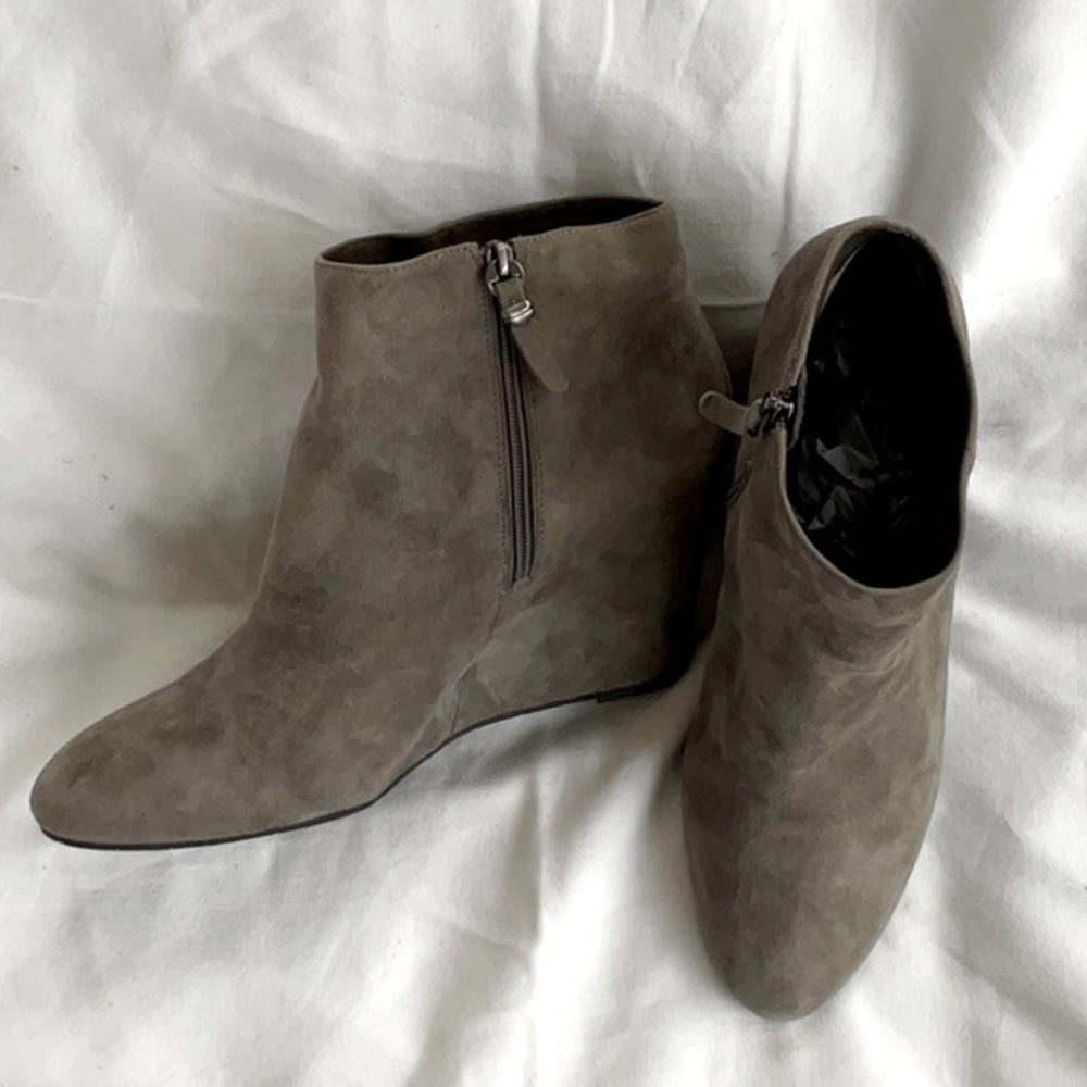 VIA SPIGA Gray Suede Wedge Ankle Booties. Size 10
